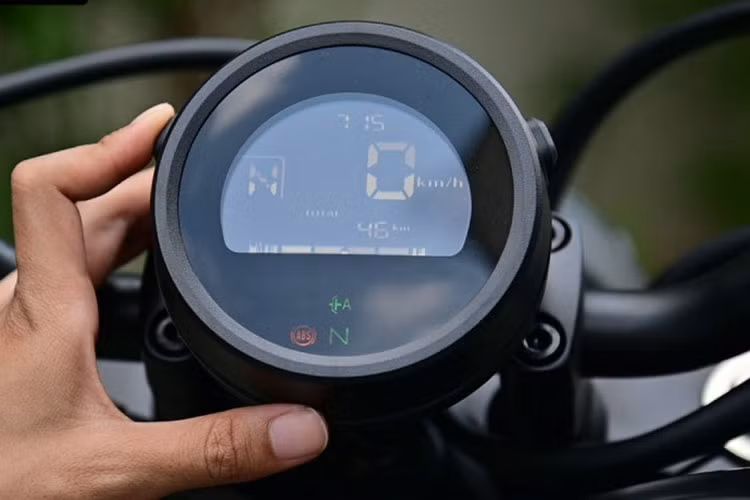 Khi phải giảm tốc độ hoặc dừng xe, hệ thống này sẽ giúp động cơ không bị tắt. Điều đó khiến việc điều khiển xe có E-Clutch trở nên dễ dàng và với các tay lái kinh nghiệm, họ vẫn có thể sử dụng tay côn.