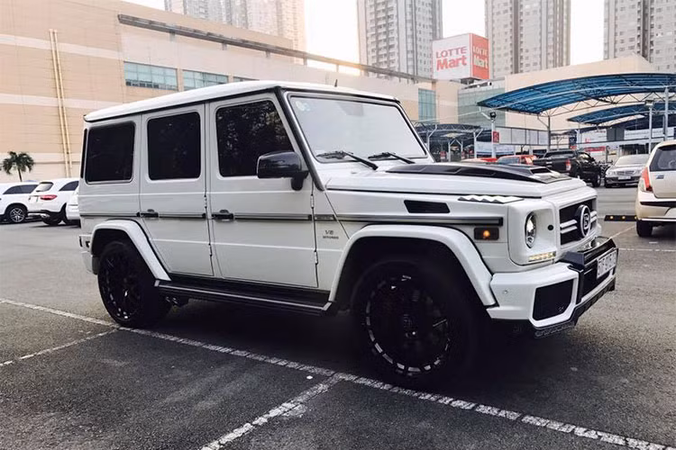 Chiếc xe trong bài viết này trước đây từng thuộc sở hữu của một đại gia Sài Gòn. Ngay cả trước thời điểm thuế tiêu thụ đặc biệt được áp dụng vào 1/7/2016, để có thể "ra biển trắng" cho Mercedes-Benz G63 AMG độ Brabus tại Việt Nam, theo ước tính chủ xe sẽ phải mất hơn 13 tỷ đồng do giá khởi điểm của mẫu xe này tại Mỹ đã lên tới 250.000 USD.
