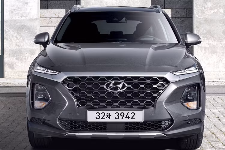 Bộ phận lưới tản nhiệt của xe cũng giống như những hình ảnh đã từng được nhà sản xuất xe Hyundai tiết lộ trong thời gian gần đây. Cụ thể Hyundai Santa Fe 2019 sẽ dùng kiểu thiết kế Cascade với các nan lưới tròn. Đầu xe nhờ đó cũng trở nên to bản và hầm hố hơn.