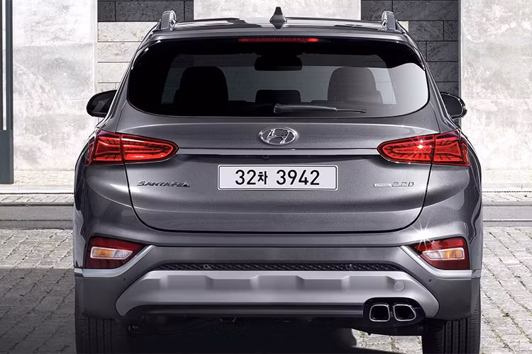Viền nhựa đen ở thân dưới kết hợp cùng các chi tiết màu bạc tương phản kéo dài từ đầu đến đuôi, cũng tạo nên hiệu ứng bắt mắt hơn cho xe. Đường gân bên thân xe cũng nổi bật hơn, nằm cao hơn, kết nối rõ ràng từ đèn pha xuống đèn hậu. Kích thước D x R x C của xe lần lượt là: 4.770 x 1.890 x 1.680 mm và chiều dài cơ sở 2.765 mm.