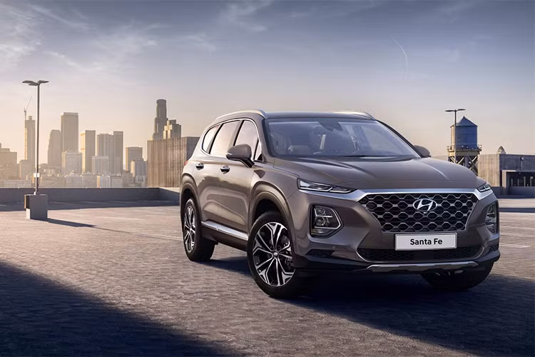 Sau khi được "nhá hàng" và mới đây đã lăn bánh tại Hàn Quốc, Hyundai Santa Fe 2019 đã chính thức được công bố những hình ảnh mới nhất đến giới truyền thông. SUV SantaFe 2019 hoàn toàn mới sẽ xuất hiện tại triển lãm Geneva Motor Show 2018 sau đó sẽ đến tay khách hàng.