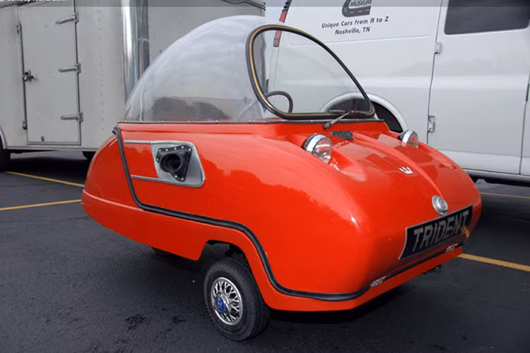 Thực tế, mẫu xe trong bài viết là mẫu xe thứ 2 của hãng Peel Engineering (Isle of Man), phát triển từ sản phẩm đầu tiên có tên Peel P50 - ôtô nhỏ nhất thế giới. Nó sở hữu thiết kế độc đáo chỉ có 3 bánh, được ra đời vào năm 1965, xe có chiều dài 1,8 mét, chiều rộng chưa tới 1 mét.
