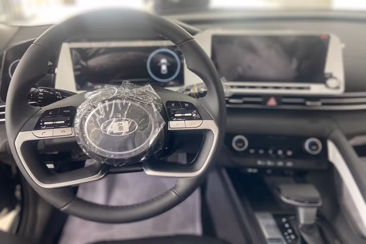 Theo các báo cáo bán hàng thì trong tháng 11/2023, Hyundai Elantra đã có 331 xe được bàn giao, và doanh số cộng dồn từ đầu năm 2023 đến nay đạt 2.497 xe, đứng thứ 3 trong phân khúc sedan hạng C, sau Mazda3 (5.795 xe) và Kia K3 (2.836 xe).