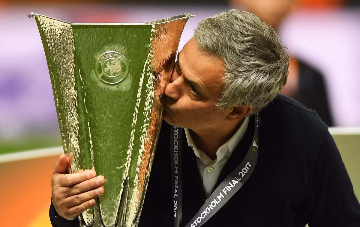 Mourinho bi MU sa thai: Ac mong truoc le Giang sinh