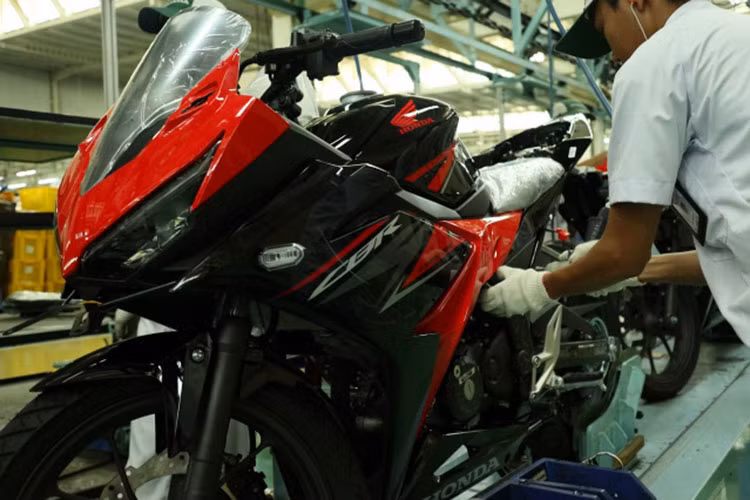 Với những thay đổi về màu sắc và các trang bị mới hấp dẫn hơn - dự tính sau khi ra mắt, Honda CBR150R 2019 sẽ cạnh tranh sòng phẳng với hai đối thủ đồng hương là Yamaha R15 V3 hay Suzuki GSX-R150.