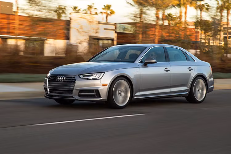 Tương tự như Audi A3, “người anh em” Audi A4 cũng được NHTSA và IIHS đánh giá cao về khả năng an toàn, bảo vệ người lái cũng như hành khách trong xe khi xảy ra va chạm. Mẫu xe này được Audi trang bị các hệ thống an toàn tiêu chuẩn như cảnh báo va chạm, phanh tự động ở tốc độ chậm, bên cạnh những gói tùy chọn an toàn cao cấp.