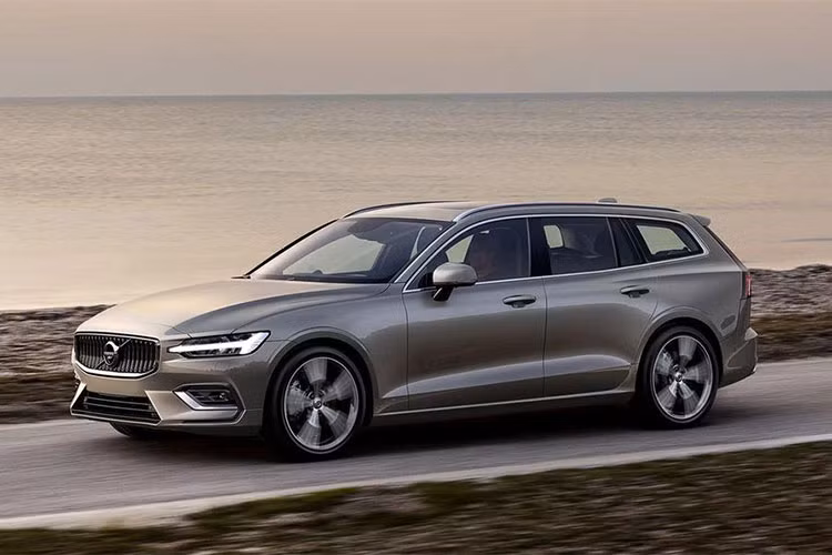 Được xem là một biến thể của dòng S60, mẫu xe wagon Volvo V60 sở hữu các trang bị an toàn như hệ thống phanh tự động ở tốc độ thấp và các hệ thống như cảnh báo va chạm, cảnh báo lệch làn và giữ làn đường, cảnh báo điểm mù…