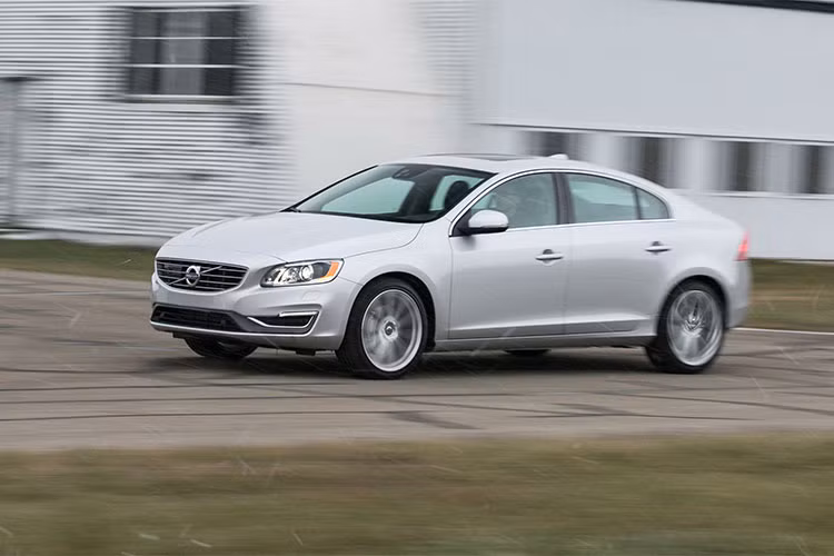 Các mẫu xe Volvo thế hệ mới vốn nổi tiếng về độ an toàn, mẫu S60 là một trong những số đó. Ngoài việc sở hữu hệ thống khung gầm thế hệ mới đã được gia cường độ cứng vững, Volvo S60 đều nhận điểm số cao của IIHS và NHTSA về độ an toàn xe sang.