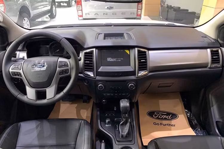 Nội thất của xe được trang bị cơ bản: ghế bọc nỉ chỉnh tay, điều hoà cơ, tay lái bọc da, gương chiếu hậu bên trong chỉnh tay, cừa kính người lái có chức năng 1 chạm lên xuống và chống kẹt. Hệ thống âm thanh: AM/FM, CD, MP3, iPod, USB, Bluetooth đi kèm công nghệ giải trí SYNC 1.