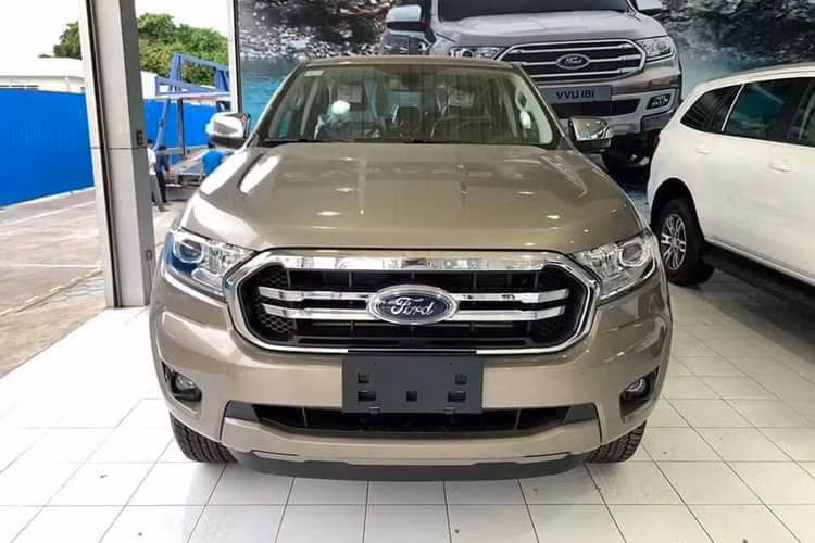 Ford Ranger XLT được đánh giá là mẫu xe phù hợp hơn với mục đích chở hàng tại những nơi có địa hình phức tạp thay vì cho dân mê offroad, bởi thiếu hệ thống cân bằng điện tử. Các công nghệ an toàn khác có hỗ trợ phanh (ABS, EBD), ga tự động (Cruise Control) và 2 túi khí.