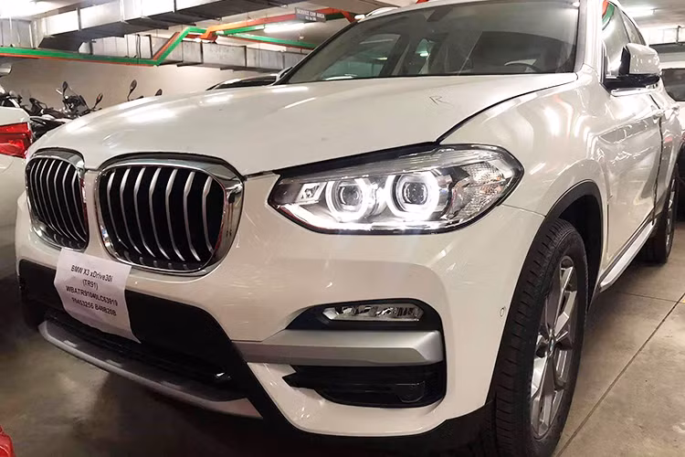 Sức nóng từ sự kiện ra mắt của X5 và X7 chưa nguội thì những hình ảnh mới nhất của BMW X3 2019 mới đầu tiên tại Việt Nam đã xuất hiện. Thaco hứa hẹn sẽ bán 3 phiên bản BMW X3 xDrive20i, xDrive30i xLine và xDrive30i M Sport. Nhiều đại lý cũng đã nhận đặt cọc mẫu xe này. Tuy nhiên giá bán có phần cao hơn nhiều so với bản hiện tại.