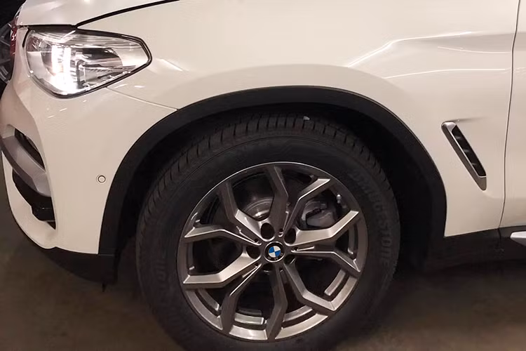 Với mức giá được cho là chính xác từ phía đại lý, mẫu xe BMW X3 2019 chính hãng tại Việt Nam sẽ đắt hơn so với đối thủ Mercedes-Benz GLC đến gấp rưỡi. Cụ thể giá xe Mercedes-Banez GLC 200 chính hãng hiện đang bán ra là là 1,699 tỷ đồng, GLC 300 có giá 2,289 tỷ đồng, vẫn chưa bằng mức khởi điểm của X3.