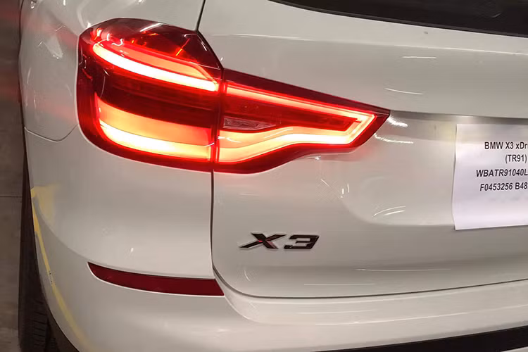 BMW X3 thế hệ mới sử dụng lưới tản nhiệt 3D kiểu mới được hãng xe Đức ứng dụng đầu tiên trên phân khúc SUV và cụm đèn sương mù sáu cạnh. Phần đuôi xe được trang bị cụm đèn hậu 3D sắc nét. Chiều dài cơ sở và độ cao của gầm xe đều được tăng lên, chứng tỏ BMW đã tăng khả năng chinh phục những cung đường off-road khó khăn.