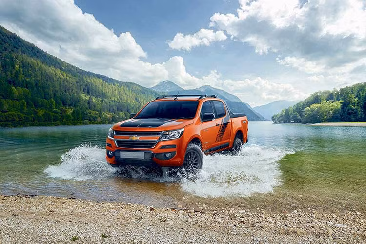 Ngay từ ngày hôm nay, Chevrolet Colorado Storm đã được bày bán tại thị trường Việt Nam với giá 819 triệu đồng. Tuy nhiên, GM Việt Nam sẽ áp dụng ưu đãi giảm giá 10 triệu đồng cho mẫu xe bán tải này. Khi mua Chevrolet Colorado Storm, khách Việt có thể chọn 1 trong 5 màu sơn ngoại thất là đen, trắng, đỏ, xanh và cam.