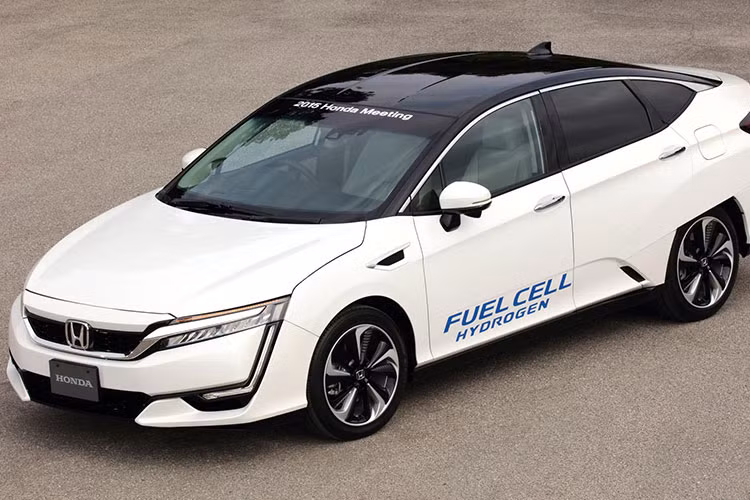 Theo hãng Honda, chiếc ôtô "xanh" Clarity 5 chỗ ngồi này có thể chạy liên tục khoảng 750 km, dài hơn so với quãng đường 650km của chiếc Mirai 4 chỗ - dòng xe ôtô đầu tiên chạy bằng pin nhiên liệu hydro được sản xuất hàng loạt trên thế giới của đối thủ Toyota.