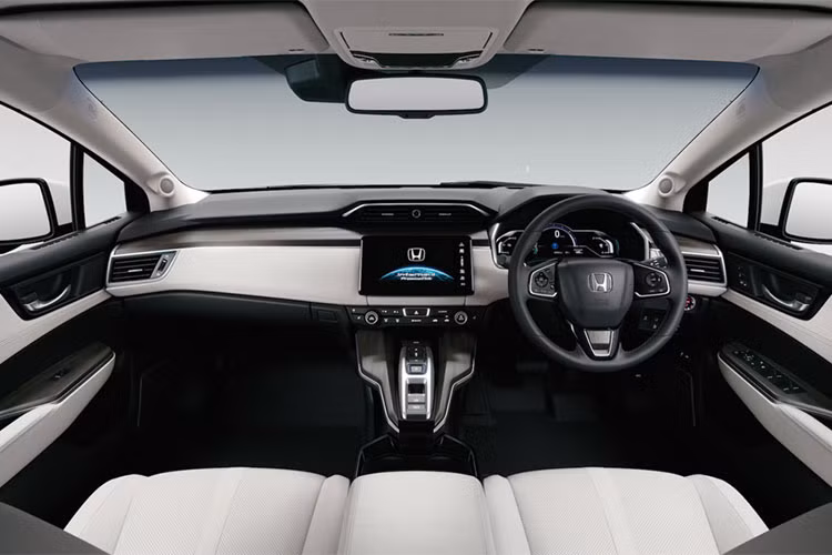 Đại diện Honda cho biết ban đầu hãng sẽ cho các doanh nghiệp cũng như tổ chức chính phủ thuê và đặt mục tiêu khoảng 200 chiếc trong năm đầu tiên tung ra thị trường với giá 7,66 triệu yen (tương đương 67.000 USD) tại Nhật Bản.
