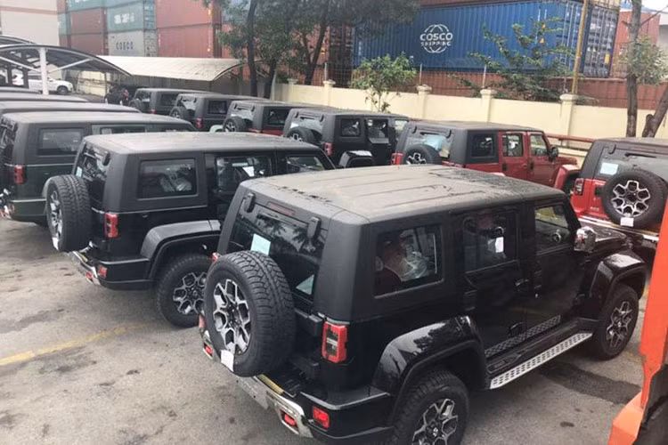 Lần đầu tiên trình làng trong triển lãm Ô tô Bắc Kinh 2018, mẫu xe BAIC BJ40L Plus mới này từng gây chú ý vì thiết kế ngoại thất khiến nhiều người liên tưởng đến một chiếc xe nhái Jeep và Hummer. BAIC BJ40L Plus trên thực tế chính là phiên bản cao cấp hơn của dòng SUV BJ40L.