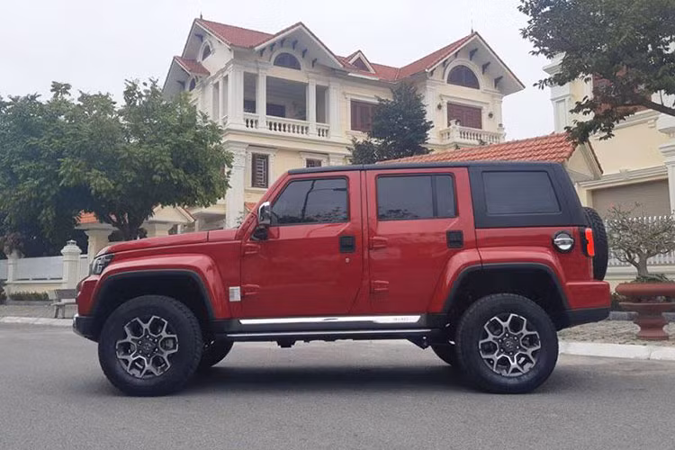 Bên sườn của BAIC BJ40L Plus 2018 xuất hiện bộ vành 6 chấu kép bóng sáng. Thêm vào đó là vỏ gương ngoại thất mạ crôm và viền cửa sổ thứ ba màu đen. Đặc biệt, nóc của BAIC BJ40L Plus 2018 trên đầu người lái và hành khách phía trước có thể tháo rời ra như xe mui trần.