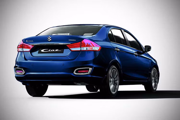 Cụ thể, bước sang phiên bản nâng cấp vào hồi tháng 8/2018, Suzuki Ciaz mới sở hữu phần đầu xe có thiết kế táo bạo hơn, mang đến vẻ ngoài phong cách và thanh lịch hơn. Cụm đèn pha LED góc cạnh hơn, tích hợp dải đèn LED định vị ban ngày.
