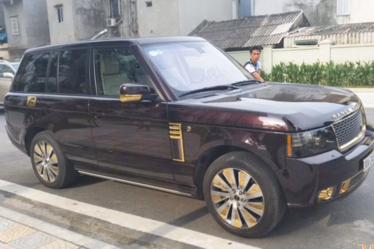 Theo giới chơi xe sang tại Việt Nam cho biết, đây cũng là chiếc Range Rover Autobiography Ultimate Edition đầu tiên trên thế giới được mạ vàng 24K. Chiếc xe vào thời điểm mới về Việt Nam từng gây sốt khi là chiếc đầu tiên và cũng mang biển số Hà Nội siêu đẹp