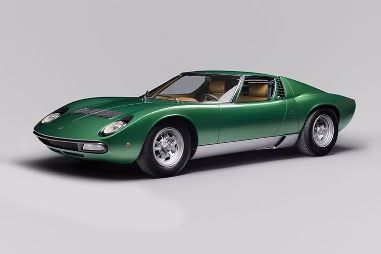 Hình ảnh nguyên mẫu của chiếc Lamborghini Aventador SV phiên bản đặc biệt này là chiếc Lamborghini Miura SV có số khung gầm #4846. Chiếc Miura SV này được trưng bày tại triển lãm Geneva năm 1971.