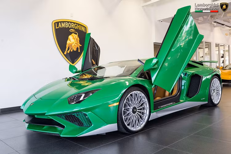 Siêu xe Lamborghini Aventador SV phiên bản đặc biệt mới đây đã bất ngờ cập bến đại lý Lamborghini Newport Beach, Mỹ. Xe được bộ phận cá nhân hóa Ad Personam của Lamborghini tạo ra để tưởng nhớ đến mẫu xe huyền thoại một thời Miura SV với bộ cánh màu xanh lục độc đáo.
