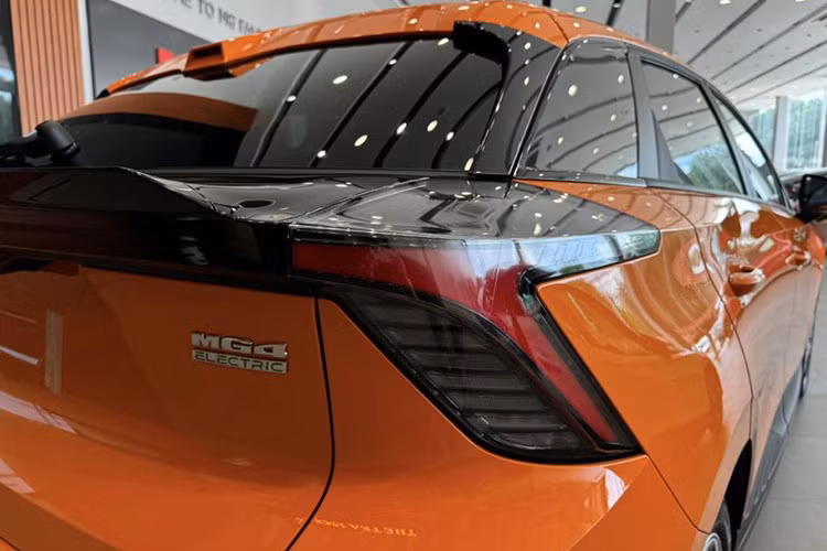 Xe còn có kính cửa sổ tối màu, ốp phần hông xe với vân sợi carbon. Đằng sau xe, MG4 EV được trang bị cánh gió mui chia đôi, đèn hậu hình chữ "Y" nối liền với nhau bằng dải đèn vắt ngang cửa cốp và cản sau tích hợp bộ khuếch tán gió cỡ lớn.
