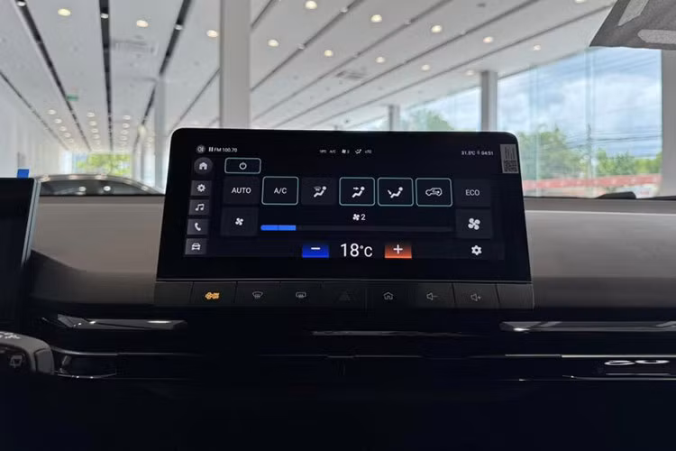 Để giá bán không bị đẩy lên quá cao, MG4 EV tại Việt Nam chỉ được trang bị ghế bọc nỉ, ghế/cửa cốp chỉnh cơ, điều hòa tự động 1 vùng và không có cửa gió dành cho hàng ghế sau. Những trang bị khác của xe gồm có vô lăng hai chấu dạng D-cut bọc da, tích hợp các nút điều khiển, bảng đồng hồ kỹ thuật số 7 inch, màn hình cảm ứng trung tâm 10,25 inch, hỗ trợ Apple CarPlay/Android Auto, sạc không dây... 