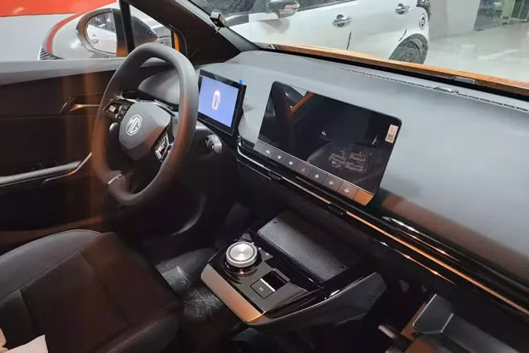 Trang bị an toàn của MG4 EV cũng không quá đa dạng, bao gồm 6 túi khí, phanh tay điện tử, tự động giữ phanh tạm thời, hệ thống cân bằng điện tử, hỗ trợ khởi hành ngang dốc, cảm biến áp suất lốp, cảnh báo/hỗ trợ giữ làn và hệ thống kiểm soát hành trình thích ứng.