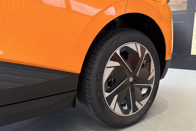 Mẫu xe điện của MG vốn được phát triển cho thị trường châu Âu nên các đường nét thiết kế cũng hướng đến nhóm khách hàng ở đây. Đầu xe gây ấn tượng với cụm đèn trước và sau góc cạnh, đều dùng công nghệ LED.