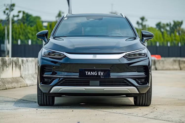 Về mặt kỹ thuật, Tan EV được trang bị hệ thống truyền động mạnh mẽ với hai động cơ điện. Động cơ cầu trước sản sinh công suất 241 mã lực, trong khi động cơ cầu sau đạt 268 mã lực.