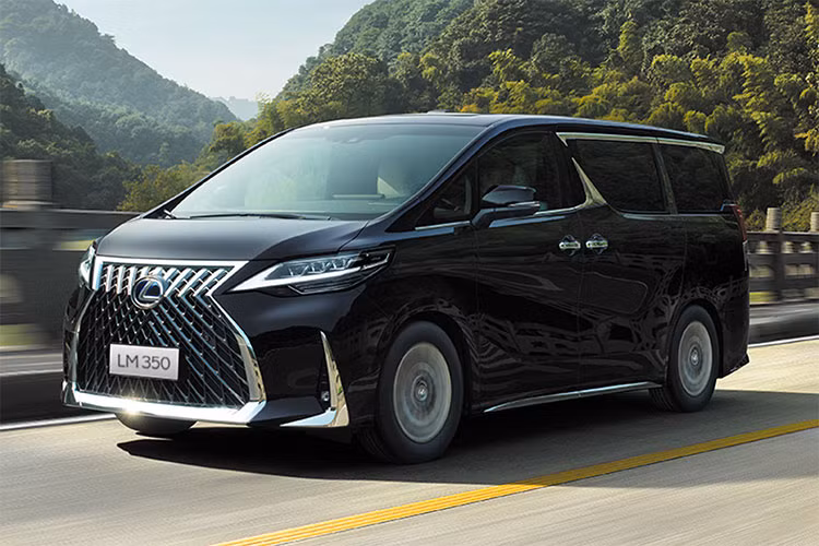 Lexus LM 350 tại Việt Nam sẽ được bán ra với hai phiên bản 4 chỗ và 7 chỗ ngồi, cùng hệ dẫn động cầu trước. Mức giá xe Lexus LM 350 2021 tại Việt Nam được bán ra chính hãng từ 6,8 tỷ đồng cho phiên bản 7 chỗ ngồi và 8,2 tỷ đồng cho phiên bản 4 chỗ. Mẫu MPV hạng sang này được Lexus Việt Nam nhập khẩu trực tiếp từ Nhật Bản.