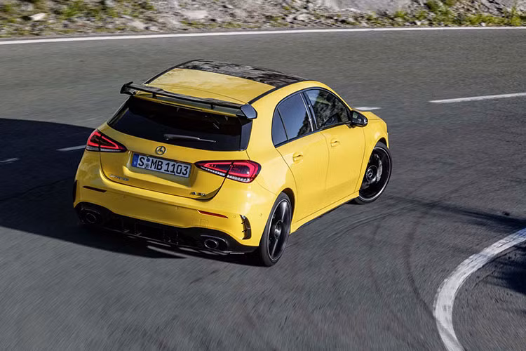 A Class đã được Mercedes-Benz giới thiệu vào hồi đầu năm nay. Động cơ xe được AMG phát triển trên nền tảng của A Class bản thường với tăng áp là loại cổng nạp kép (twin scroll turbocharger) công suất 306 hp @ 5800 rpm và 400 Nm @ 3000 rpm mô men xoắn. Xe có khả năng tăng tốc từ 0 kph lên 100 kph trong 4.7 giây, vận tốc cực đại 250 kph.