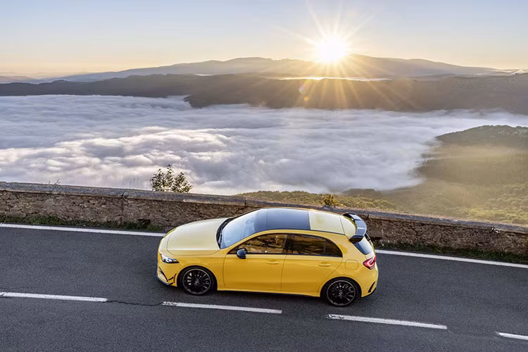 A35 AMG cũng sẽ sử dụng hộp số 7 cấp ly hợp kép và hệ thống truyền động 4Matic, khung sườn được gia cố, hệ thống treo thích ứng, hệ truyền động 4 bánh tuỳ chỉnh. Xe có giá 35,580 Bảng (khoảng 46,228 USD - tương đương khoảng 1,03 tỷ đồng) tại thị trường Anh quốc.