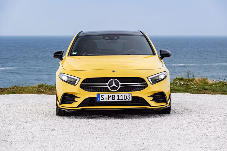 Phiên bản cao nhất là AMG Premium Plus sẽ bao gồm tất cả những trang bị trên và dàn loa Burmester, ghế trước chỉnh điện, đèn pha Multibeam LED và cửa sổ trời panorama. Bên cạnh các trang bị tiện nghi thì AMG sẽ cung cấp một phần mềm ghi nhận dữ liệu đua AMG Track Pace dựa vào tín hiệu GPS. Người lái sẽ có được thông số về tốc độ, tăng tốc, thời gian chạy để tập luyện trong sân đua...