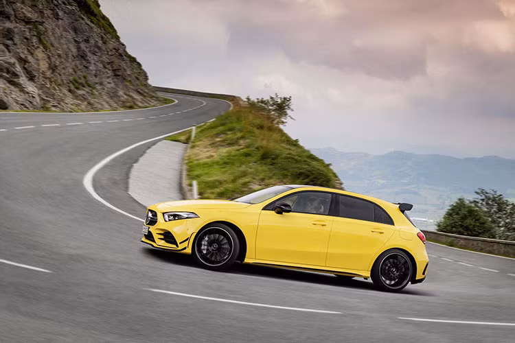 Chiếc hatchback hiệu suất cao Mercedes-AMG A35 4Matic 2019 được đánh giá là đối thủ đáng gờm của mẫu Audi S3 trước khi phiên bản A45 AMG được giới thiệu. A35 AMG sẽ sử dụng động cơ 2.0L 4 xylanh tăng áp cổng nạp kép cho công suất cực đại 306hp và mô men xoắn 400Nm.