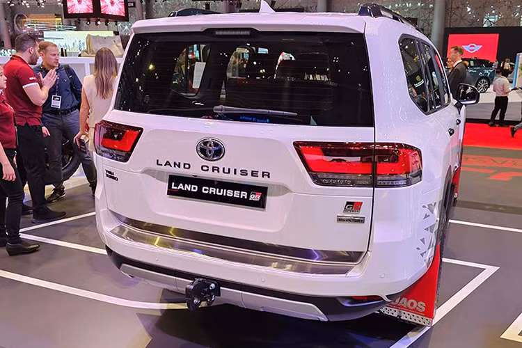 Mức giá xe Toyota Land Cruiser 10th Victory Edition bán ra quy đổi tương đương khoảng 2.218 tỷ đồng và chỉ dành riêng cho thị trường UAE ngang bằng, nó đắt ngang với bản Black Edition và rẻ hơn bản GR Sport có giá đắt hơn đáng kể quy đổi khoảng 2.86 tỷ đồng.