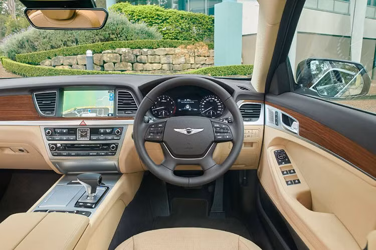 Cả hai phiên bản của Genesis G80 đều được trang bị tiêu chuẩn hệ thống treo thích ứng do Genesis phát triển, với hệ thống cân bằng điện tử và giảm xóc có thể điều chỉnh điện. Bộ giảm xóc này có thể điều chỉnh tần suất nén/bật với 100 lần/giây. 