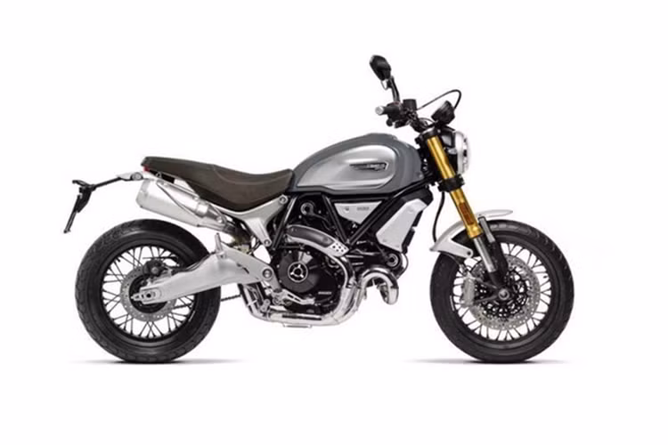 Tương tự như các dòng naked-bike Monster máy lớn của Ducati, hệ thống xả của xe được đặt cao ở bên dưới yên và chuyển sang pô kép. Cách bố trí này không chỉ khiến dáng xe ngầu hơn khi nhìn từ phía sau mà còn giúp Scrambler 1100 có khả năng lội nước sâu, đa dạng địa hình.