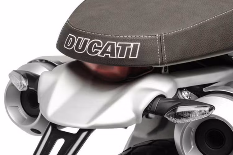 Khi được bán ra, Scrambler 1100 sẽ sở hữu 2 phiên bản là bản thường và bản cao cấp S. Tương tự dòng superbike 1299 Panigale, sự khác biệt giữa 2 phiên bản này nằm ở các phụ tùng cao cấp hơn trên bản S.