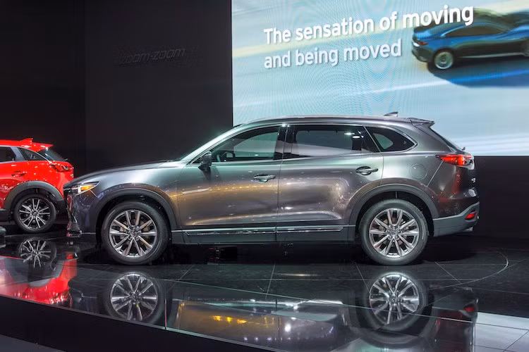 Nhờ có thiết kế khung xe mới, trọng lượng của Mazda CX-9 thế hệ mới đã được giảm 90 kg trên phiên bản dẫn động cầu trước và 130 kg trên bản dẫn động 4 bánh, giúp các kỹ sư có thể tăng chiều dày cửa kính và giảm thiểu tiếng ồn.