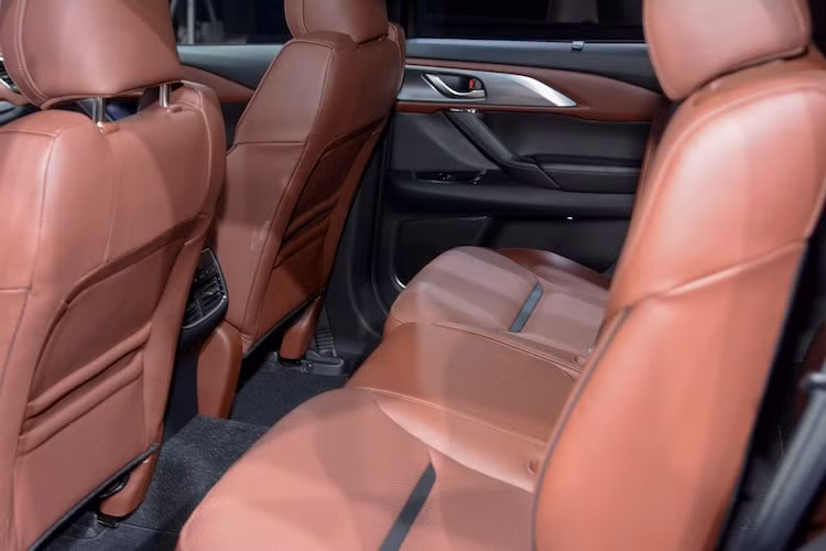 Vật liệu dành cho CX-9 phiên bản mới được hãng xe Mazda thiết kế rất sang trọng và cao cấp với các vật liệu như gỗ Rosewood Nhật, nhôm hay da Nappa - vốn chỉ thường được thấy ở các hãng xe sang Đức. Chiếc xe cũng có đủ không gian cho 7 người.