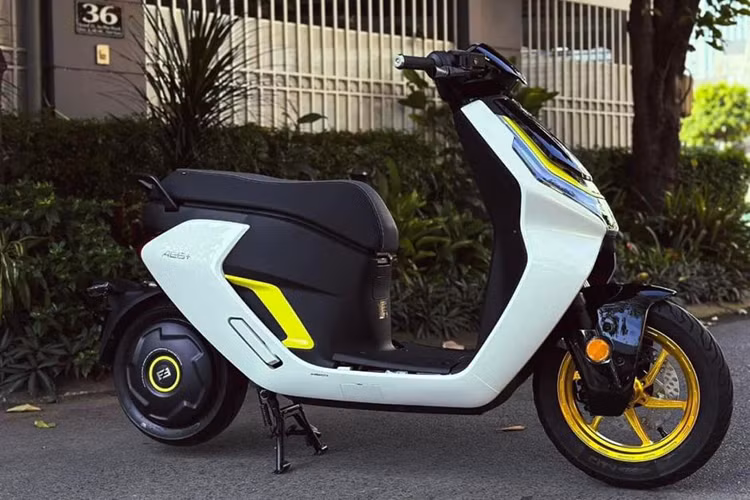 Được biết, Zeeho là thương hiệu con của hãng xe máy CF Moto tại Trung Quốc. Mẫu Zeeho AE6+ 2023 chạy điện là phiên bản cao cấp nhất của dòng xe máy điện AE6.
