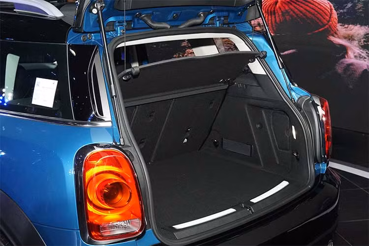 MINI Cooper Countryman mới sử dụng động cơ xăng ba xi-lanh, dung tích 1.499 cc. Công suất tối đa 136 mã lực từ 4.400 vòng/phút, Mô-men xoắn cực đại 220 Nm từ 1.400 vòng/phút. Phiên bản này có khả năng tăng tốc từ 0 đến 100 km/h trong vòng 9,6 giây,với tốc độ tối đa là 200 km/h. Mức khí thải theo tiêu chuẩn EU là 130g/km.