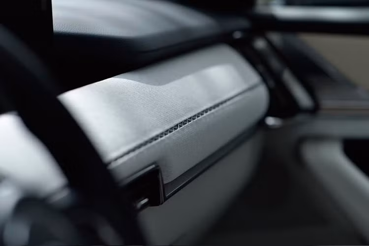 Mặc dù chưa xác nhận thông tin cụ thể nhưng Mazda cho biết ở thị trường châu Âu, Mazda CX-60 sẽ có 3 tuỳ chọn động cơ. Đầu tiên là động cơ hybrid được kết từ động cơ xăng Skyactiv-G 2.5L với một động cơ điện và pin dung lượng cao 17,8 kWh.