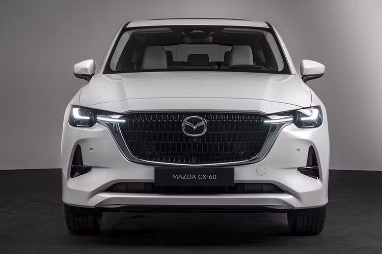 Mazda CX-60 2022 được đánh giá là rộng rãi so với một chiếc xe Crossover 5 chỗ. Thêm vào đó, mẫu xe mới này cũng đi kèm với hệ thống i-Activ AWD mới để chủ yếu truyền lực tới trục sau. Quan trọng hơn là nó có thêm tuỳ chọn biến thể xăng điện plug-in hybrid (PHEV).