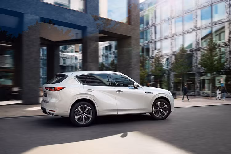 Mazda cũng đầu tư khá nhiều thời gian cho hệ thống giảm xóc của CX-60. Hệ thống treo phía trước của CX-60 sử dụng loại tay đòn kép và phía sau thiết lập dạng đa liên kết. Mazda cho biết hệ thống treo “cho phép người lái xe trải nghiệm chuyển động êm ái của xe bất kể tình huống lái xe nào.”