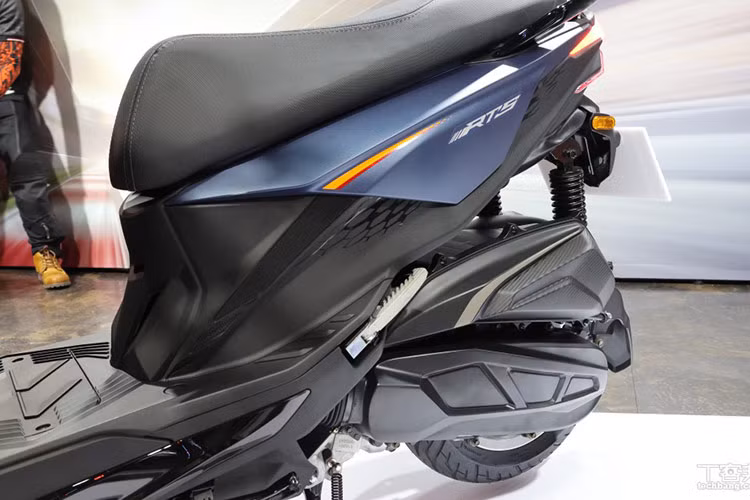 “Trái tim” của Kymco RTS 135 tới từ khối động cơ dung tích 135cc, 4 van, tản nhiệt bằng nước. Động cơ này sản sinh ra công suất tối đa 14 mã lực tại 8.000 vòng/phút và mô-men xoắn cực đại 12 Nm tại 6.000 vòng/phút.