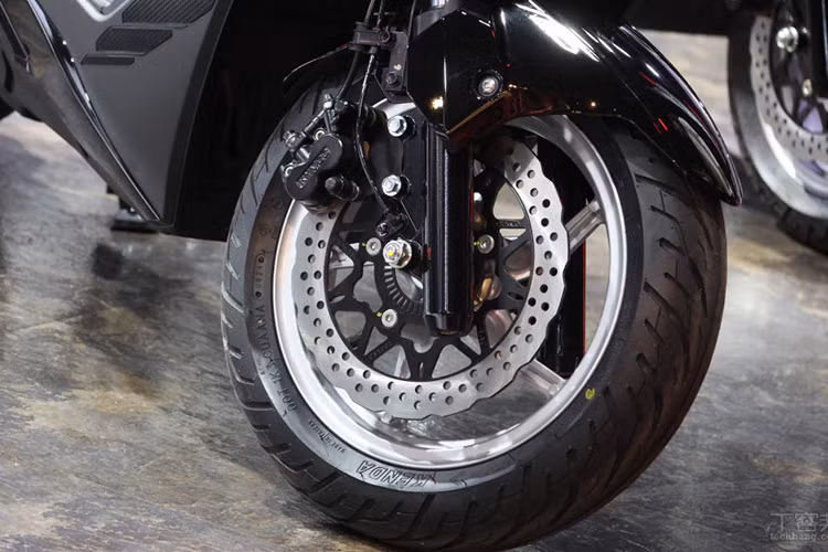 Cả 2 bánh của Kymco RTS 135 đều sử dụng hệ thống phanh đĩa, tích hợp hệ thống chống bó cứng phanh ABS 2 kênh xịn sò giúp nâng cao sự tự tin khi di chuyển trên đường. Bên cạnh đó, công nghệ kiểm soát lực kéo TCS giúp giảm rủi ro trượt bánh khi di chuyển trên địa hình trơn trượt.