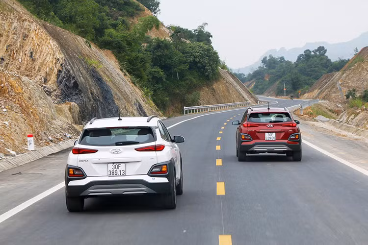 Ngoài ra, Kona còn có chức năng cảnh báo điểm mù xe vượt BSD, cảnh báo phương tiện lùi cắt ngang RCCA, cảm biến gạt mưa tự động, kiểm soát áp suất lốp, gương chóng chói là những trang bị rất hữu ích cho người sử dụng xe, cảm biến trước/sau.